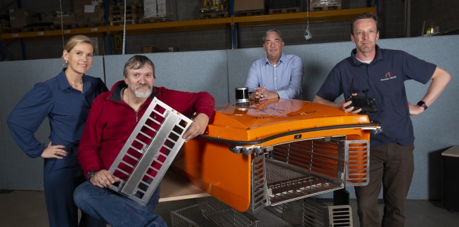 2 people standing at a Wasteshark