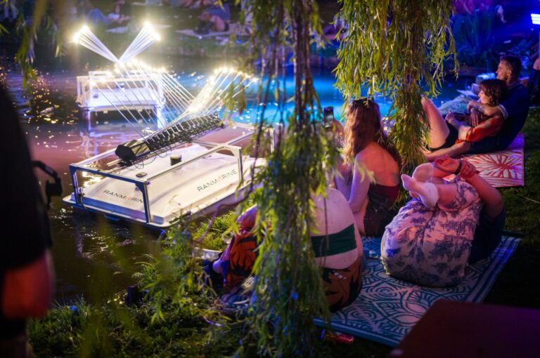 Floating Light Art SEPIA on a WasteShark in front of festival goers at the Toffler festival